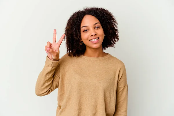 Junge Afrikanisch Amerikanische Mischlingshündin Isoliert Zeigt Siegeszeichen Und Lächelt Breit — Stockfoto