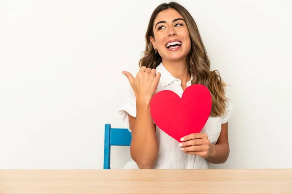 Junge Kaukasische Frau Mit Einem Valentinstag Herz Isoliert Punkte Mit — Stockfoto