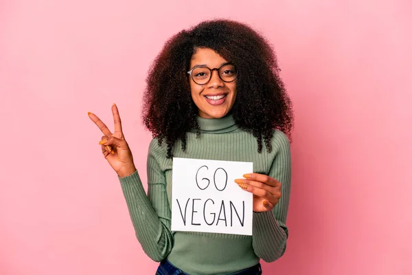 Jovem Afro Americana Encaracolado Mulher Segurando Cartaz Vegan Alegre Despreocupado — Fotografia de Stock