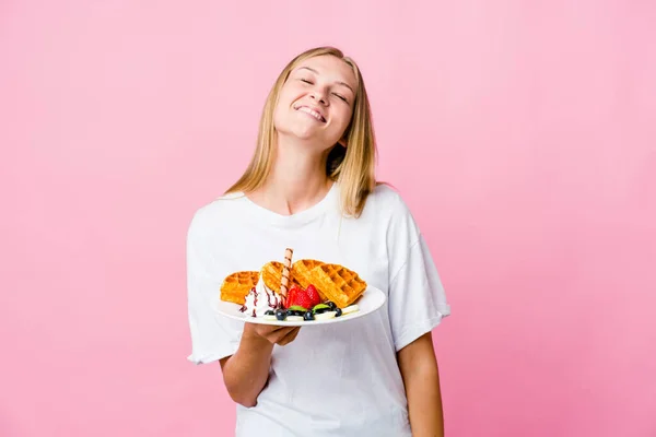 Mujer Rusa Joven Comiendo Waffle Aislado Relajado Feliz Riendo Cuello —  Fotos de Stock