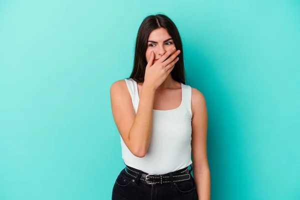 Mujer Caucásica Joven Aislada Sobre Fondo Azul Reflexivo Mirando Espacio —  Fotos de Stock