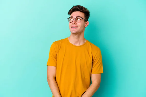 Jovem Caucasiano Isolado Fundo Azul Relaxado Feliz Rindo Pescoço Esticado — Fotografia de Stock