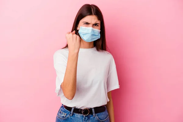 Giovane Donna Caucasica Indossa Una Maschera Virus Isolato Sfondo Rosa — Foto Stock