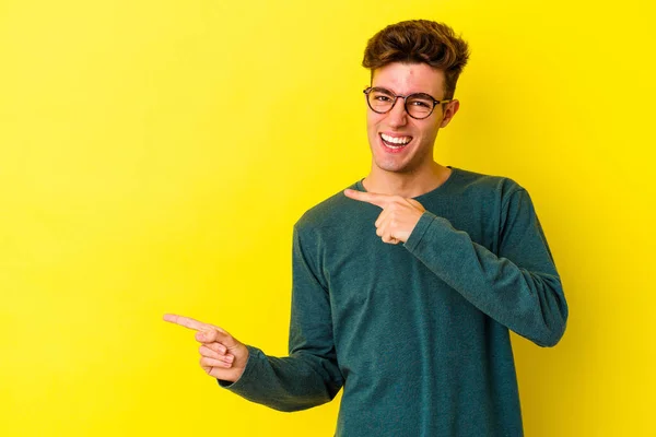 Homem Caucasiano Jovem Isolado Fundo Amarelo Apontando Com Dedos Indicador — Fotografia de Stock