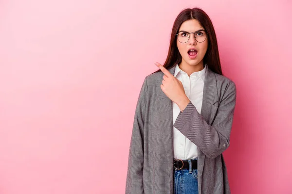 Ung Kaukasisk Affärskvinna Isolerad Rosa Bakgrund Pekar Sidan — Stockfoto