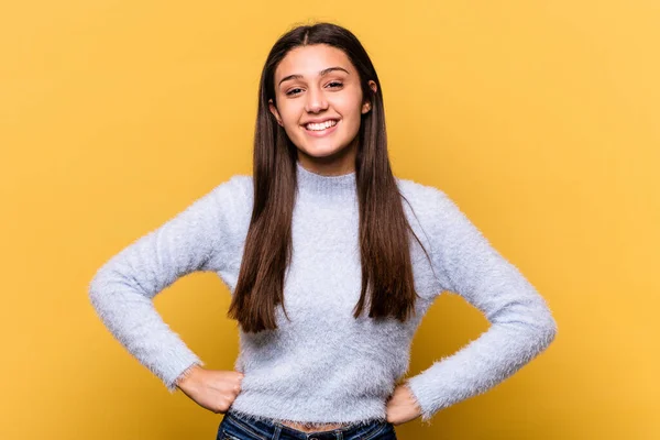 Mujer India Joven Aislada Sobre Fondo Amarillo Confiado Manteniendo Las — Foto de Stock