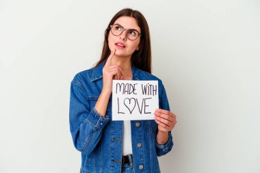 Elinde tuttuğu beyaz kadın gezegenimizi koruyor tek başına gülümsüyor, neşeli ve keyifli görünüyor..