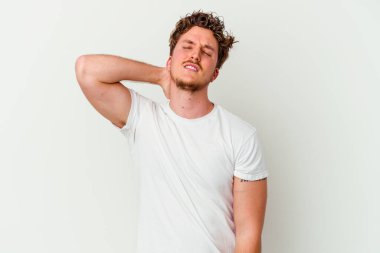 Beyaz arka planda izole edilmiş genç beyaz bir adam sabit yaşam tarzından dolayı boyun ağrısı çekiyor..