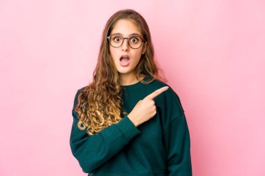 Yan tarafı gösteren beyaz bir kadın.