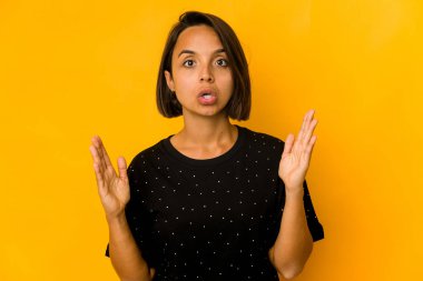 Genç İspanyol kadın, sarıda izole edilmiş. Bir fikri, ilham konsepti var..