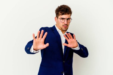 Beyaz arka planda izole edilmiş beyaz iş adamı, tiksinti belirtisi gösteren birini reddediyor..