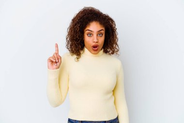 Genç Afrikalı Amerikalı kadın beyaz arka planda izole edilmiş. Harika bir fikri var, yaratıcılık kavramı..