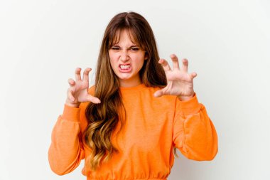 Beyaz arka planda izole edilmiş beyaz tenli hoş bir kadın pençelerini kedi taklidi yaparken gösteriyor, agresif bir hareket..