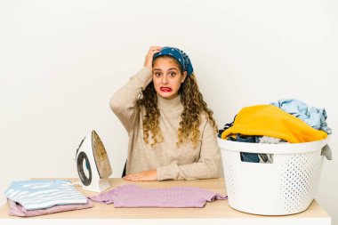 Giysileri ütüleyen genç beyaz kadın şoka uğramış, önemli bir toplantıyı hatırladı..