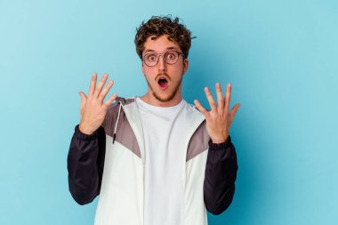 Mavi arka planda gözlüklü genç beyaz adam 10 numarayı elleriyle gösteriyor..