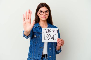 Beyaz arka planda izole edilmiş aşk levhası taşıyan beyaz bir kadın.