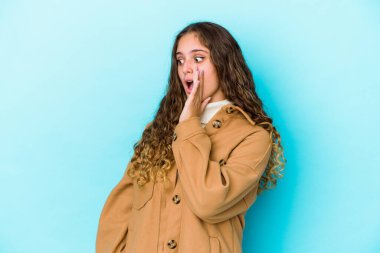 Kafkasyalı kıvırcık saçlı genç kadın gördüğü bir şey yüzünden şoka girdi..