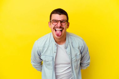 Sarı arka planda izole edilmiş beyaz bir adam. Komik ve dost canlısı bir dil..