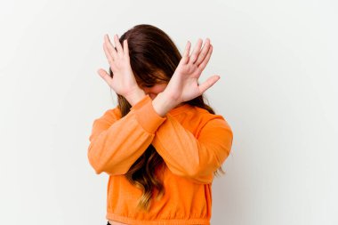 Beyaz arka planda izole edilmiş beyaz tenli hoş bir kadın iki kolu çapraz tutuyor, inkar kavramı..