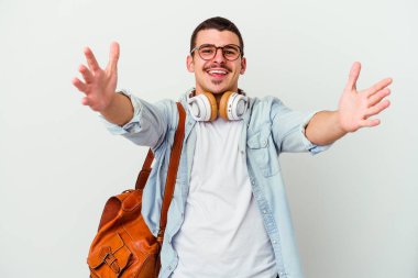 Beyaz arka planda izole edilmiş müzik dinleyen beyaz bir öğrenci kameraya sarıldığı için kendinden emin..