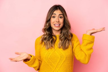 Kafkasyalı genç bir kadın, kafası karışmış ve omuz silkiyor..