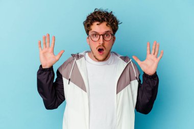 Mavi arka planda gözlüklü genç beyaz adamın bir fikri var, ilham verici bir kavram..