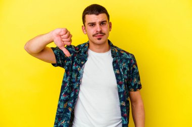 Sarı arka planda izole edilmiş, hoşlanmadığı jestler yapan beyaz, havalı genç bir adam. Anlaşmazlık konsepti.
