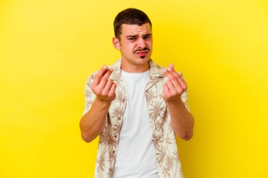 Sarı arka planda izole genç beyaz adam onun hiç parası olmadığını gösteriyor..