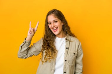 Genç beyaz kadın boynuzlarını bir devrim konsepti olarak gösteriyor..