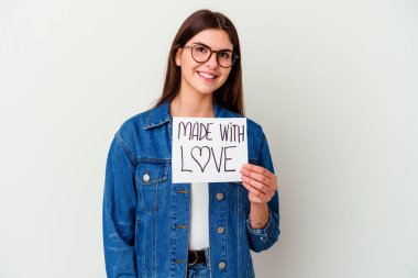 Beyaz arka planda izole edilmiş aşk levhası taşıyan beyaz bir kadın avucunun içinde bir fotokopi alanı ve belinde bir el daha tutuyor..