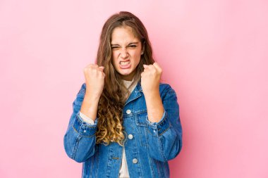 Genç beyaz kadın gergin elleriyle çığlık atıyor..