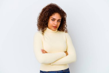 Beyaz arka planda izole edilmiş genç Afrikalı Amerikalı kadın şüpheli, belirsiz, seni muayene ediyor..