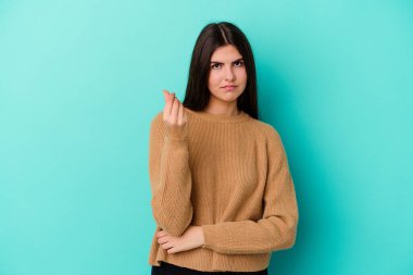 Mavi arka planda izole edilmiş beyaz bir kadın parasız olduğunu gösteriyor..