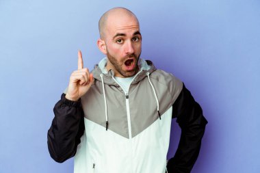 Kafkasyalı kel bir adam mor arka planda izole edilmiş. Bir fikri var, ilham verici bir kavram..