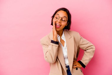 Pembe arka planda soyutlanmış genç iş kadını heyecanlı bir şekilde bağırıyor..