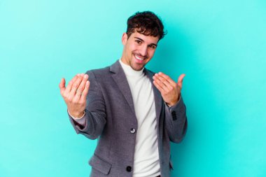 Kafkasyalı genç adam mavi arka planda izole edilmiş seni işaret ediyor sanki davet ediliyormuş gibi..