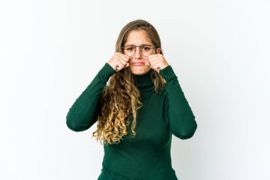 Kafkasyalı genç bir kadın ağlayıp sızlıyor..