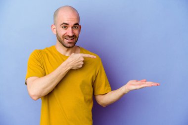 Kafkasyalı kel bir adam mor arka planda izole edilmiş. Elinde bir fotokopi odası olduğu için heyecanlı..