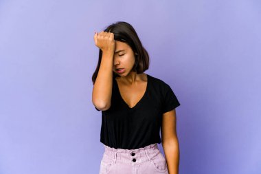 Genç melez kadın bir şeyi unutuyor. Alnına avuç içi ve kapalı gözlerle vuruyor..