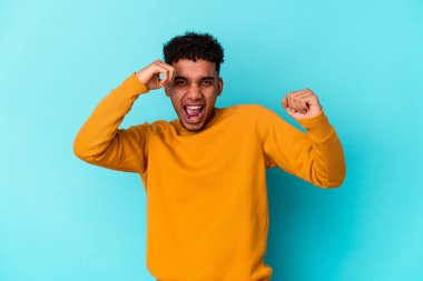 Genç Afro-Amerikalı kıvırcık adam mavi dans edip eğleniyor..