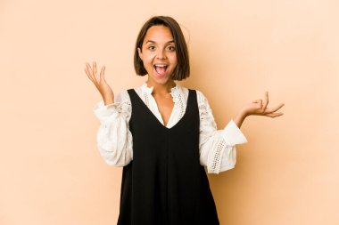 Genç İspanyol kadın avucunun içinde fotokopi alanı tutuyor, el üstünde tutuyor. Şaşırmış ve mutlu..