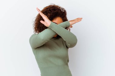 Genç Afrikalı Amerikalı kadın beyaz arka planda izole edilmiş iki kolu çapraz tutuyor, inkar kavramı.