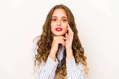 Genç, kıvırcık, beyaz tenli, yakından bakan bir kadın.