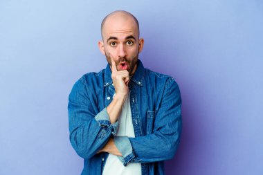 Kafkasyalı kel adam mor arka planda izole edilmiş. Harika bir fikri var. Yaratıcılık kavramı..