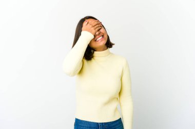 Genç melez kadın elleriyle gözlerini kapatıyor, gülümseyerek bir sürpriz bekliyor..