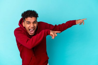 Genç Afro-Amerikalı kıvırcık adam mavi üzerine izole edilmiş..