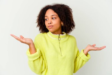 Genç Afro-Amerikan melez kadın. Kafası karışmış ve omuz silkiyor. Kopya alanını tutmak için..
