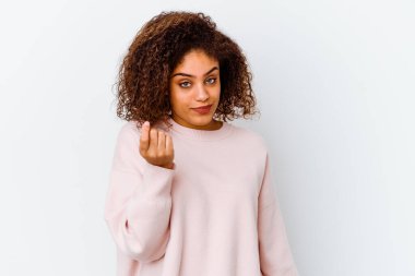 Beyaz arka planda izole edilmiş genç Afrikalı Amerikalı kadın parasız olduğunu gösteriyor..