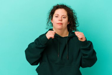 Down sendromlu bir kadın münakaşa sonucu yumruk, öfke ve kavga atarak kendini soyutladı..