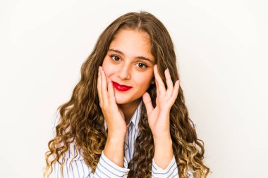 Genç, kıvırcık, beyaz tenli, yakından bakan bir kadın.